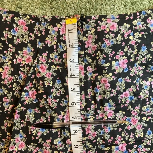 Vintage Blue brand skirt, size 7. Delicate floral pattern on a black backdrop. - Picture 7 of 9
